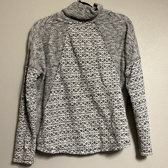 Comfortable sweater. Size Large. - Picture 3 of 3